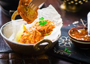 Ceapa-Bhajis-cu-Chutney-de-mango