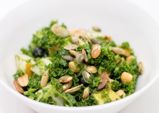 Salata-de-arpacas-si-Kale-cu-masline-si-nuci-de-pin